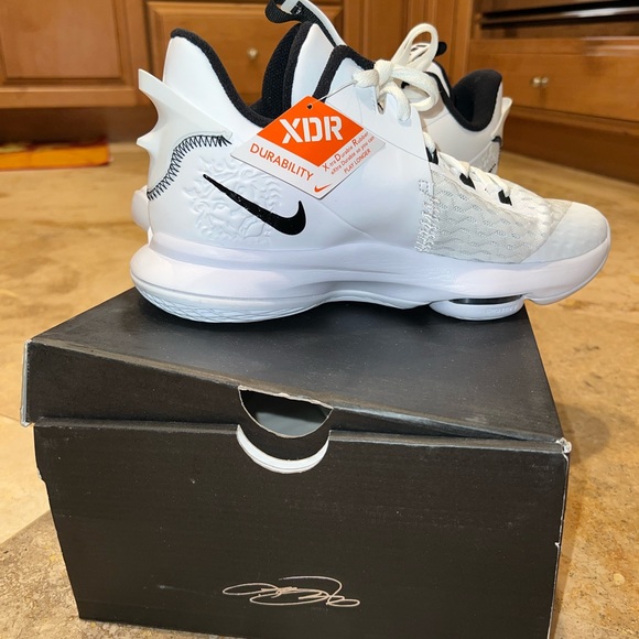 LEBRON WITNESS 5 EP ‘WHITE BLACK’ - Picture 3 of 11